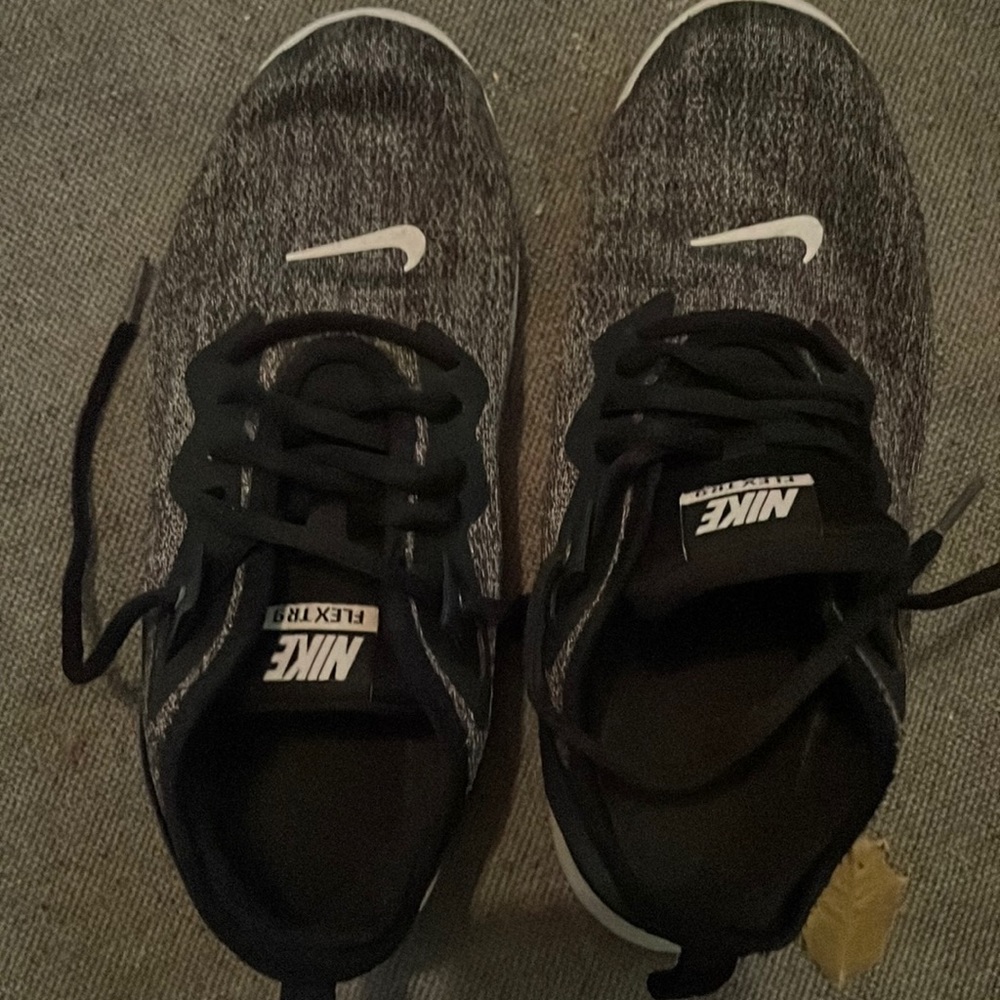 Nike flex TR shoes, gray and black with white size 8. Very gently used.